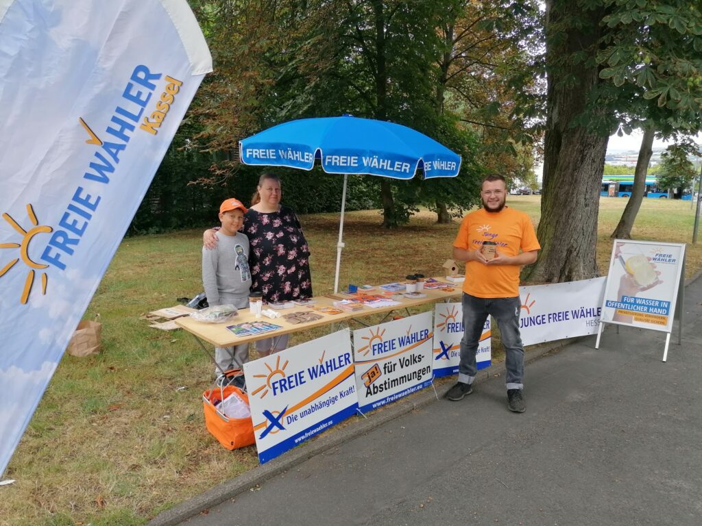 JUNGE FREIE WÄHLER (JFW) am Stand in Kassel-Niederzwehren am 27. Juli 2022